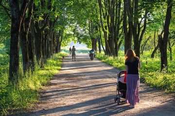 Разходката навън: Основен фактор за развитието на бебето