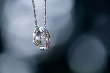 Допълнете визията си със сребърни колиета – AssoBG