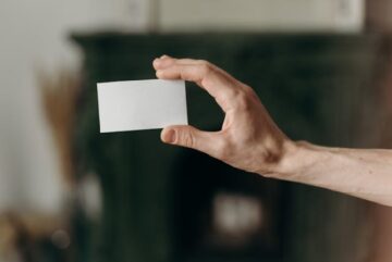 4 стъпки към създаването на запомнящи се и ефектни визитки