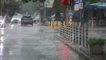 Плевен под вода: Проливен дъжд и градушка наводниха улиците на града